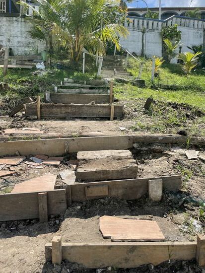Es ist definitiv sicherer, wenn man hier in Iquitos immer genau hinsieht, wo man geht. Ganz egal, ob auf der Strasse oder einer Treppe. Auch fest installierte Treppenstufen haben ihre Tücken, aber Naturtreppen sowieso.