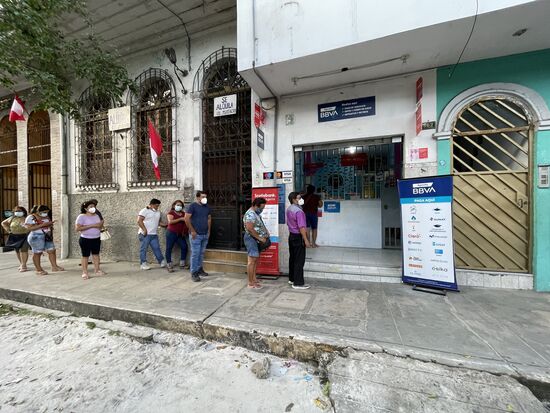 Die Leute stehen auch hier Schlange