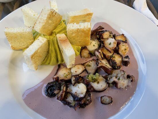 Pulpo al Olivo en Base de Acevichada, banado en crema de olivo, acompanada con palta y calleta
Pulpo in einer Acevichada-Sosse mit Olivenoel, begleitet von Avocadocreme mit Toaststücklein