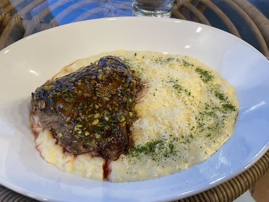 Risotto a la crema con lomo a las finas hierbas
Cremiges Risotto mit Rindsfilet und Kräutern