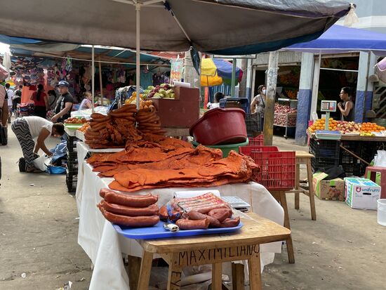 Dschungelfleisch, es riecht intensiv nach den Gewürzen, mit denen es präpariert wird