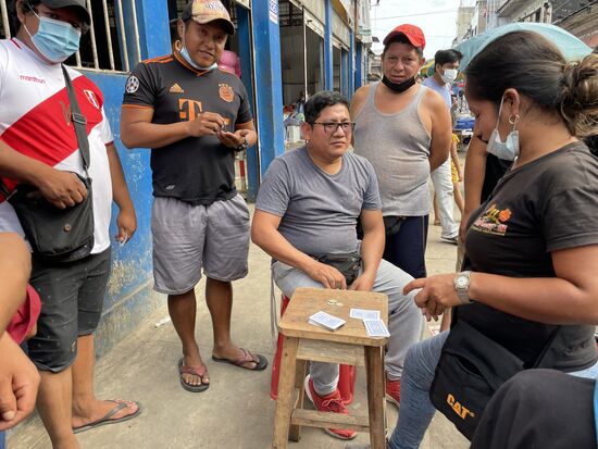 Mittendrin ein paar Kartenspieler - sie liessen mir Platz, damit ich fotografieren kann.