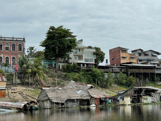 Das helle Gebäude mit den grossen Fenstern ist meine Unterkunft.