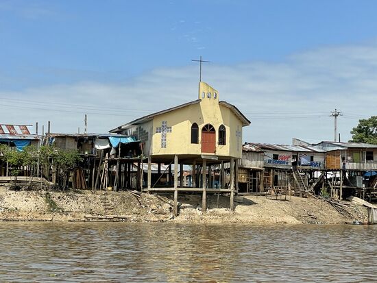 Die Kirche, die jetzt auf stabilen gemauerten Stelzen steht, habe ich auch schon komplett bis zum Boden im Wasser stehen sehen.