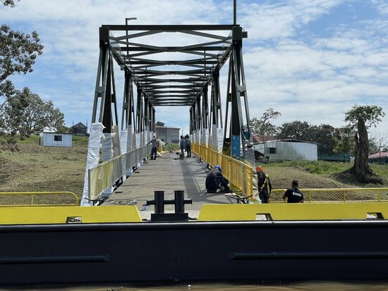 Eine neue Brücke zum Entladen von grossen Frachtschiffen entsteht.