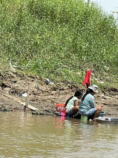 Im Fluss wird die Wäsche gewachen