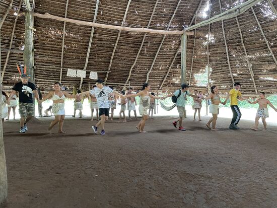 Die Touristen haben meist viel Spass, mit den Boras zu tanzen.