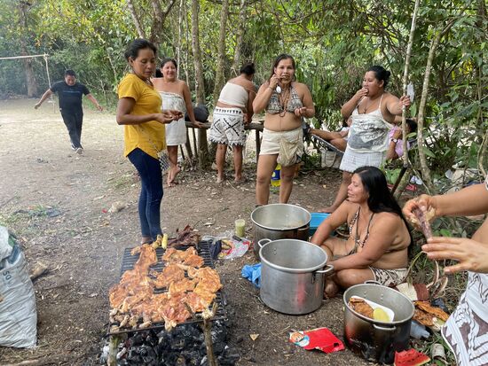 in den grossen Pfannen wurden Reis und Kartoffeln gekocht.