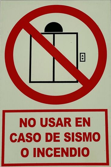 ist mir schon getern aufgefallen, hatte aber noch keine Bedeutung: Lift im Falle von Erdbeben oder Feurer nicht benutzen.