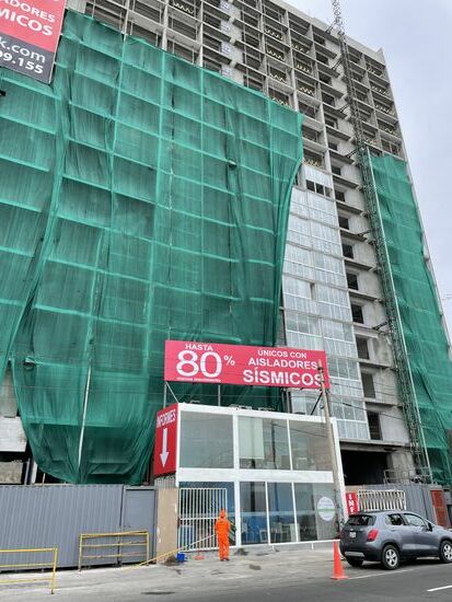 das Plakat verspricht 80 % weniger wackeln wegen seismischen Isolatoren. Ob das mein Hochhaus auch hat?