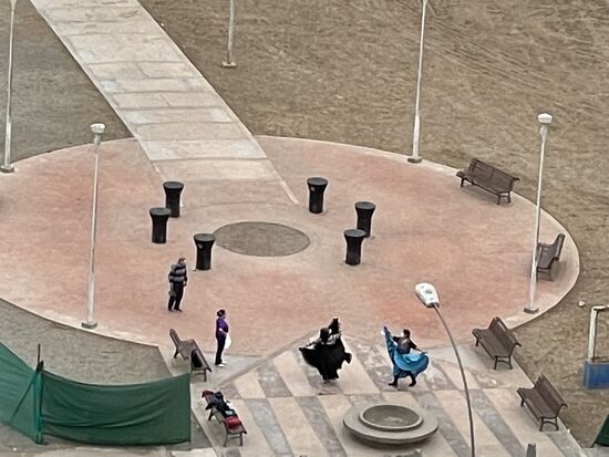 Weit unten findet eine Tanzstunde statt. Die beiden Damen tanzen, während eine Lehrerin ihnen Instruktionen gibt. Ob es im Moment in Innenräumen nicht gestattet ist, zu üben.