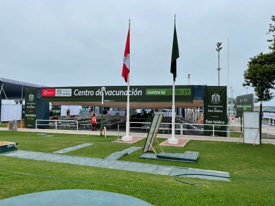 Ein Impfzentrum, aber es ist leer, so wie auch andere, an denen ich vorbei komme. Warum das so ist, weiss ich noch nicht.