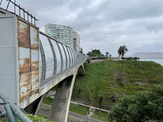 nur noch über diese Brücke, dann geht es hinunter ans Meer
