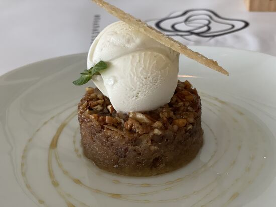 Pekannuss-Torte mit Vanilleeis