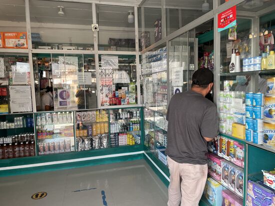 Wir kaufen in der Spital-Apotheke noch ein paar Medikamente als Geschenk für das abgelegene Dorf.