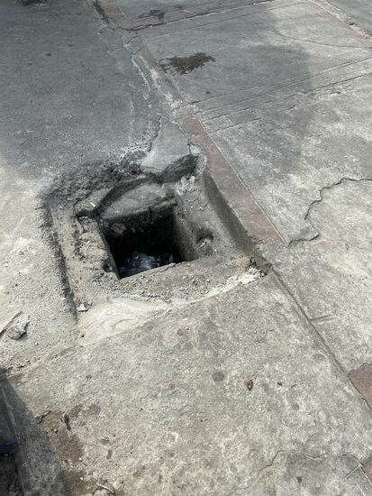 Dieses und viele andere Löcher und Strassenschäden bleiben weiterhin bestehen.