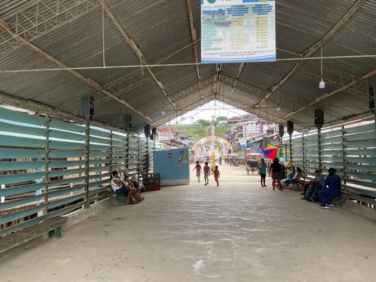Hier sind wir letzte Nacht angekommen. In der Halle brannte noch eine einzelne Glühbirne, dahinter war stockfinstere Nacht.