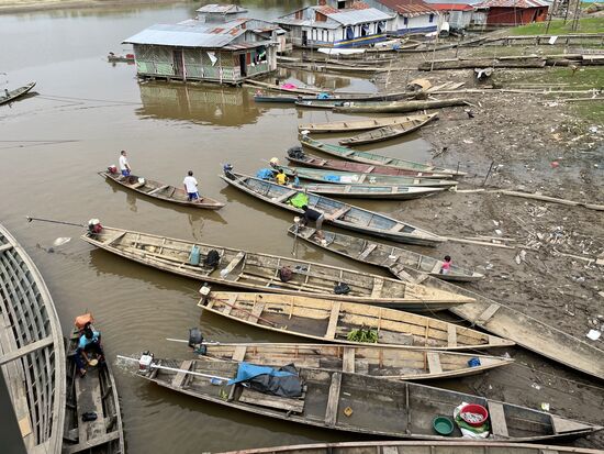 Im Bootshafen herrscht ein einziges Kommen und Gehen. Die kleinen niedrigen Boote sind typisch für den Amazonas. Angetrieben von einem Peque-Peque-Motor