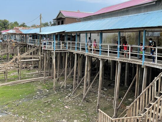 Am Ende der Regenzeit wird der Fluss die Stege am Ufer erreichen