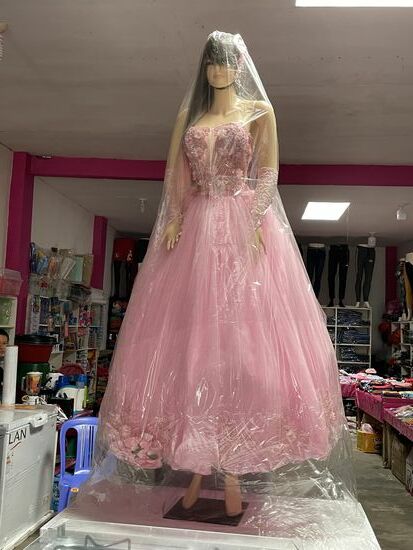 Ein Kleid für den 15. Geburtstag für 600 Soles.