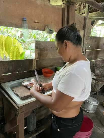 Rosa bereitet mein Essen vor. Es gibt frischen Fisch.