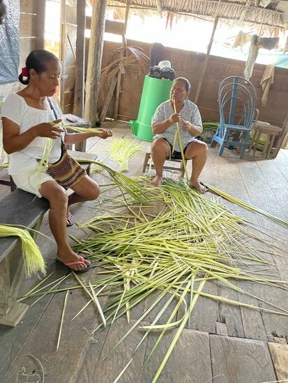 Die beiden Tanten bereiten die Palmblätter vor für ihre Handarbeiten