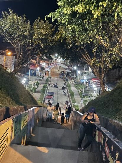 Die Hauptstrasse von Pebas, vom Hauptplatz aus gesehen