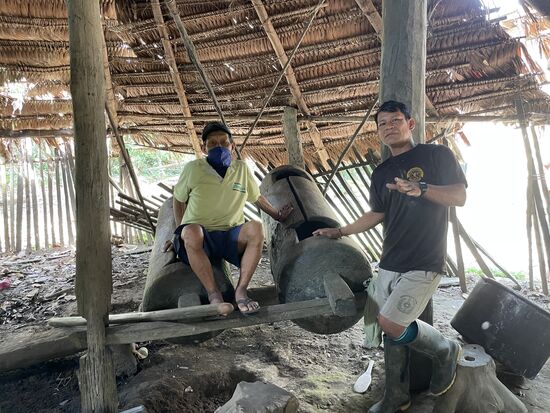 Tio Victor schlägt für mich die Manguare-Trommeln