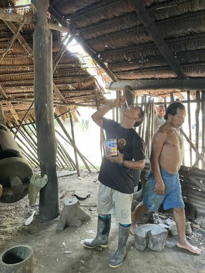 Drei Löffel des Coco-Pulvers schöpft sich Alexander in den Mund.