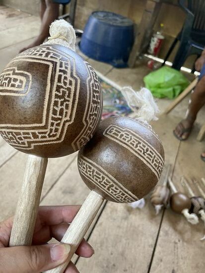 Rasseln mit dem typischen Symbol der Boras.