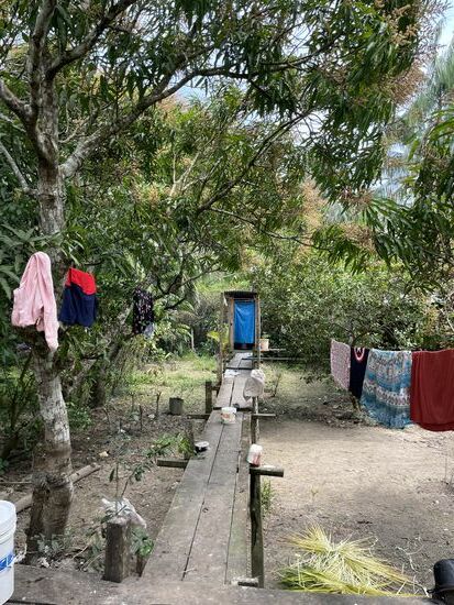 Die Toilette erreicht man über einen langen Steg.