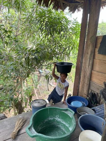 Belen bringt frische Früchte aus dem Dschungel