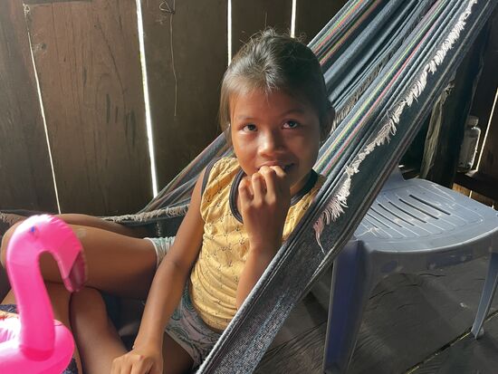 Luz freut sich über den Flamingo, den ich mitgebracht habe.