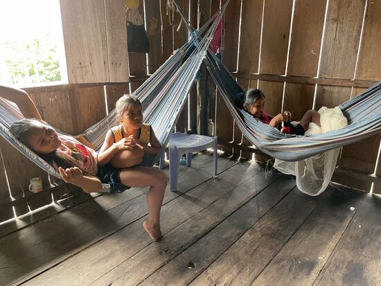 Die zwei Schwestern mit einer Freundin