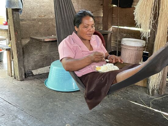 Das hat sie sich verdient. Lyvia beim Mittagessen.