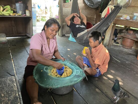 Ein Bananenshake entsteht.