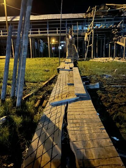 Nur noch mit dem schweren Rucksack auf dem Rücken mit schwabbeligen Beinen nach der siebenstündigen Fahrt über die schwankenden Bretter und hinauf auf die steile Treppe, dann ist es geschafft.