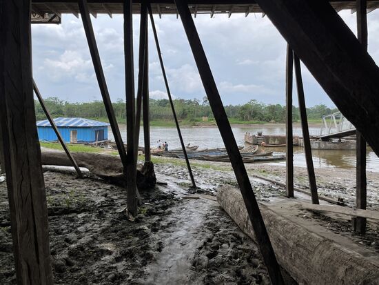 Der Zugang zu den Booten unter den Häusern