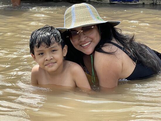 Der fünfjährige Diego mit seiner Mama Keyla