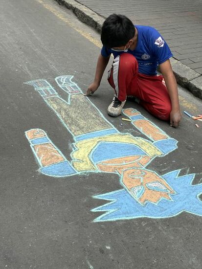 Der kleine Mann war sehr beschäftigt mit seiner Malerei. Er hatte gar keine Zeit, aufzusehen.