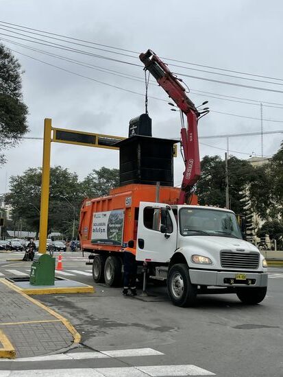 Hier wird einer der Abfallkübel geleert. 
Video dazu auf meiner Bison-Seite