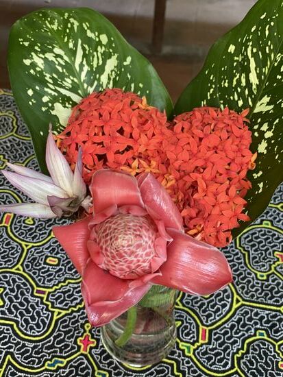 und jeden Tag einen exotischen Blumenstrauss auf dem Tisch