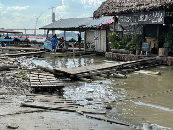 Es ist besser, wenn man hier aufpasst, wo man hintritt. Es kann auch mal ein Kabel gespannt sein, oder ein Brett verrutschen, ein Baumstamm schaukeln, der Schlamm tief sein...