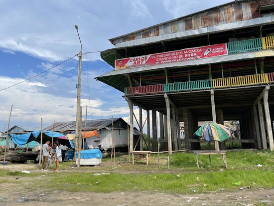 Bis unter das Geländer wird das Wasser am Ende der Regenzeit reichen. Das Haus daneben ist nur geparkt, es steht auf einem Floss.