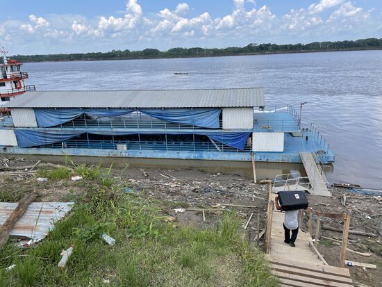 Mein Taxifahrer bringt meinen Koffer hinunter zum Boot.