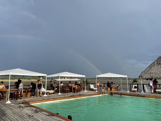Regen zieht auf... Das Restaurant schwimmt mitsamt Pool draussen auf dem Rio Itaya und ist nur mit dem Restaurant-eigenen Boot zu erreichen.