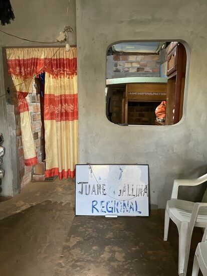 Juane - die in Blätter eingewickelten Reiskugeln mit Poulet sowie regionale Hühner will Angelika hier verkaufen.