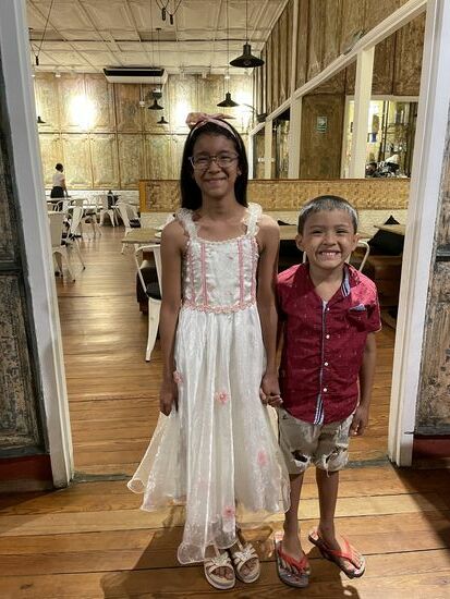 Die kleine Luana hat sich für den Abschiedsabend extra hübsch gemacht. Und Diego scheint beim Frisör gewesen zu sein.