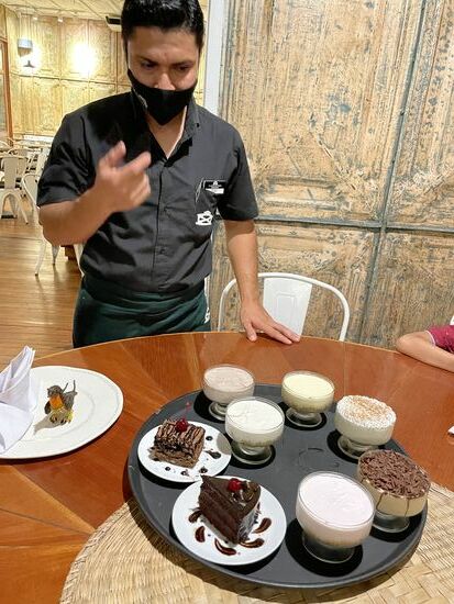 Die Dessertkarte wird persönlich vorgestellt.