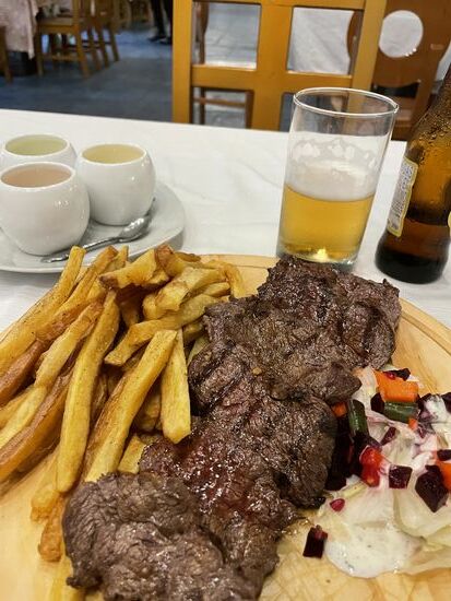 Von den winzigen Bierchen musste ich drei bestellen, denn die werden tatsächlich nur in so homöopatischen Dosierungen verkauft.